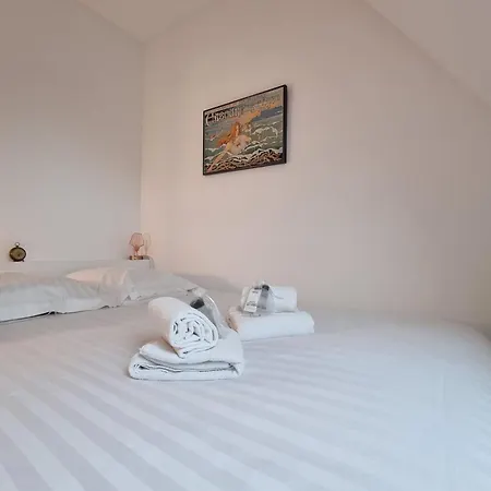 Equipped On The Edge Of Apartment *